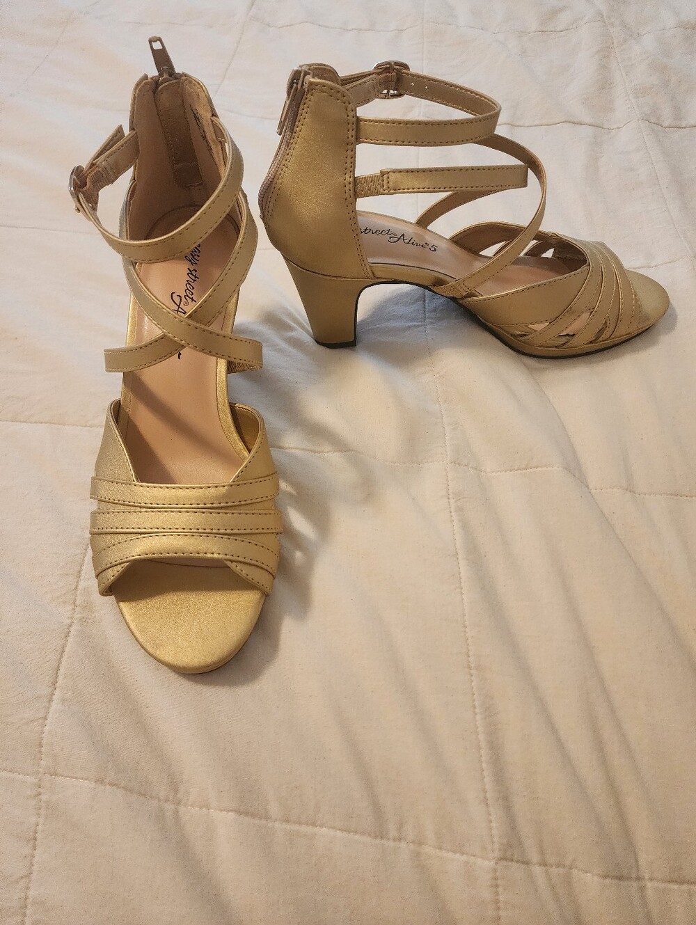 Easy Street Alive Five NWOT Gold Strappy Sandals 9M Party Holidays Evening Event